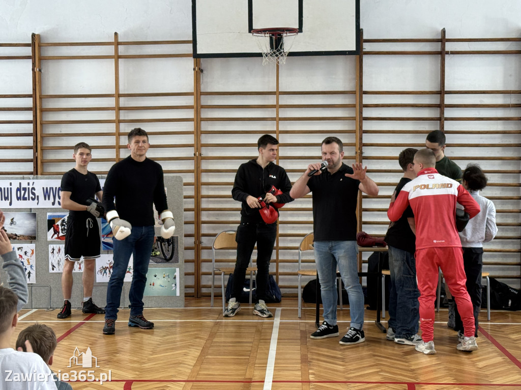 Mistrz Polski i Europy w boksie zawodowym Damian Jonak w SP4 w Zawierciu