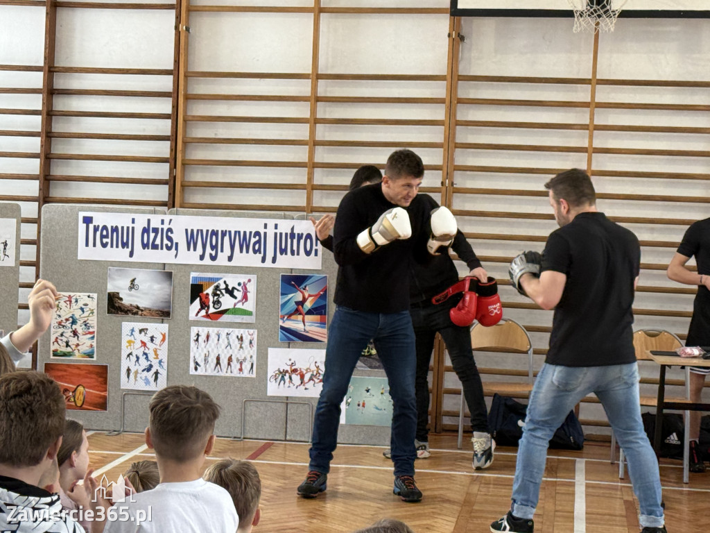 Mistrz Polski i Europy w boksie zawodowym Damian Jonak w SP4 w Zawierciu