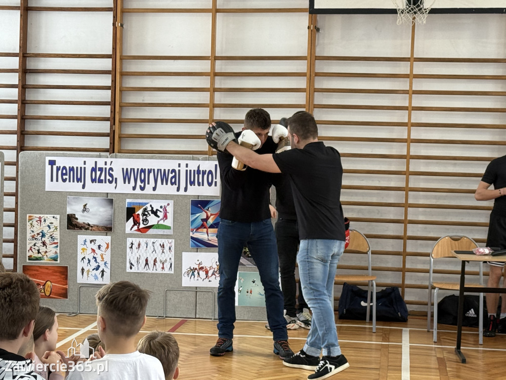 Mistrz Polski i Europy w boksie zawodowym Damian Jonak w SP4 w Zawierciu