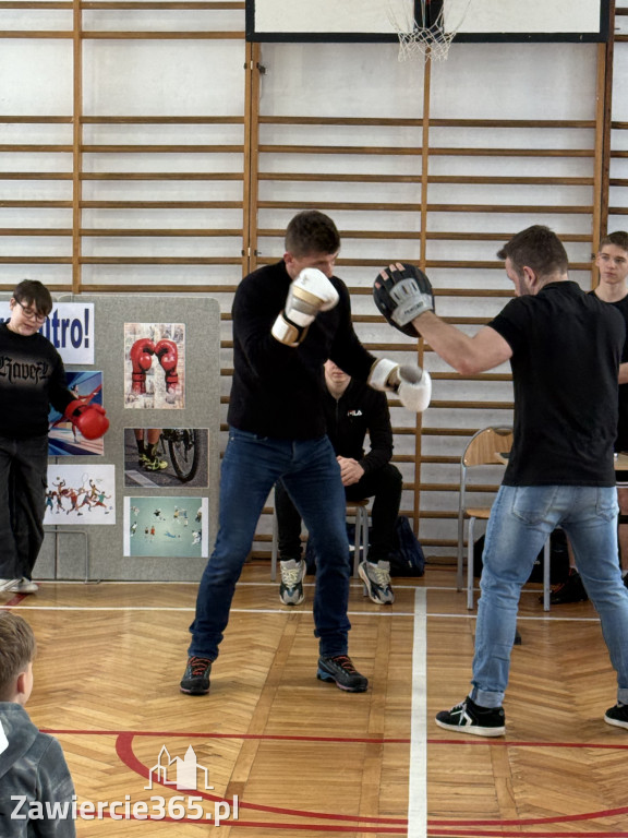 Mistrz Polski i Europy w boksie zawodowym Damian Jonak w SP4 w Zawierciu