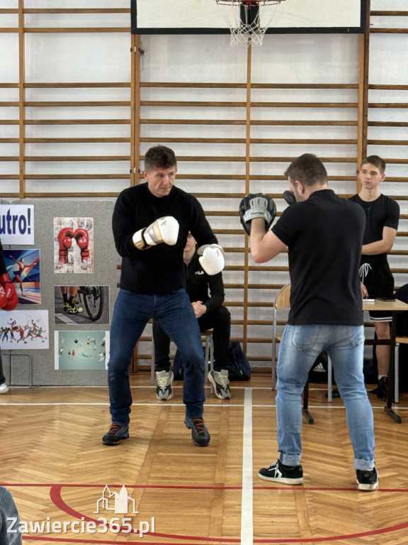 Mistrz Polski i Europy w boksie zawodowym Damian Jonak w SP4 w Zawierciu