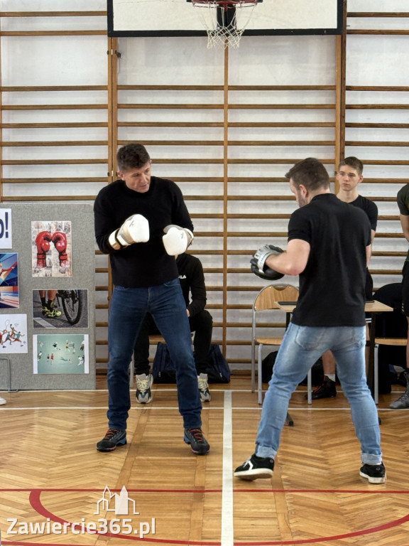 Mistrz Polski i Europy w boksie zawodowym Damian Jonak w SP4 w Zawierciu