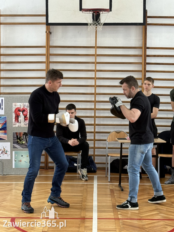 Mistrz Polski i Europy w boksie zawodowym Damian Jonak w SP4 w Zawierciu