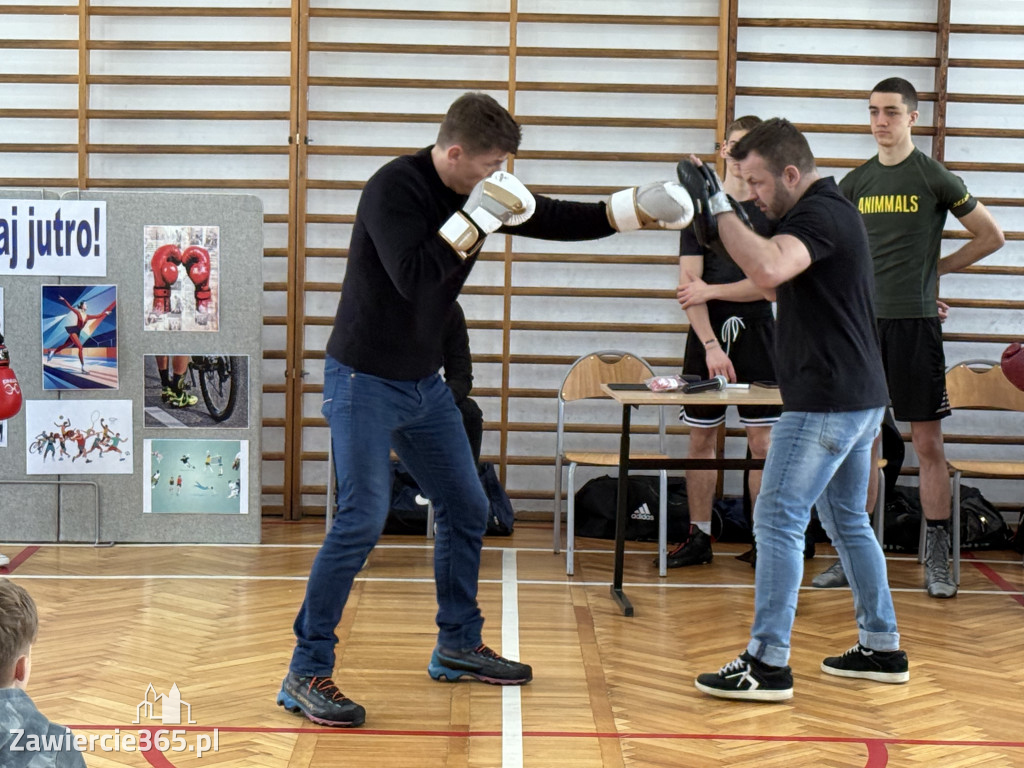 Mistrz Polski i Europy w boksie zawodowym Damian Jonak w SP4 w Zawierciu