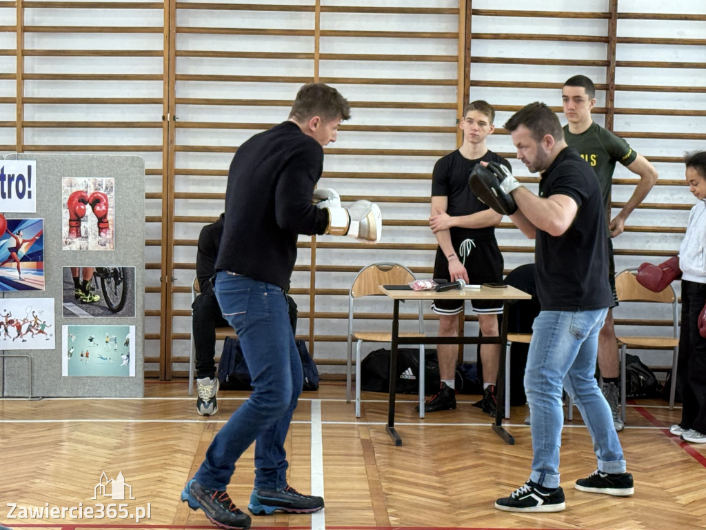 Mistrz Polski i Europy w boksie zawodowym Damian Jonak w SP4 w Zawierciu