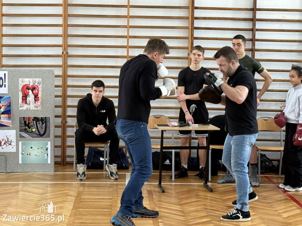 Mistrz Polski i Europy w boksie zawodowym Damian Jonak w SP4 w Zawierciu