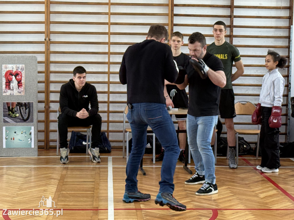 Mistrz Polski i Europy w boksie zawodowym Damian Jonak w SP4 w Zawierciu