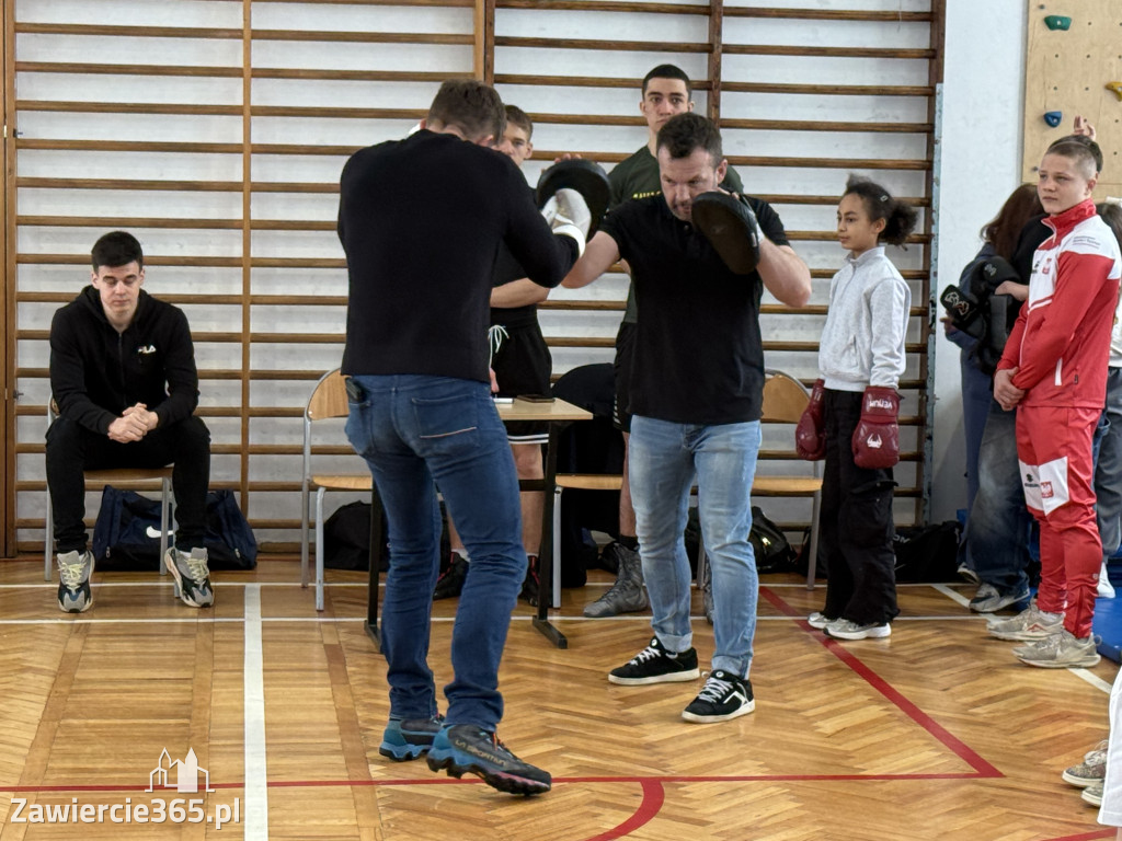 Mistrz Polski i Europy w boksie zawodowym Damian Jonak w SP4 w Zawierciu