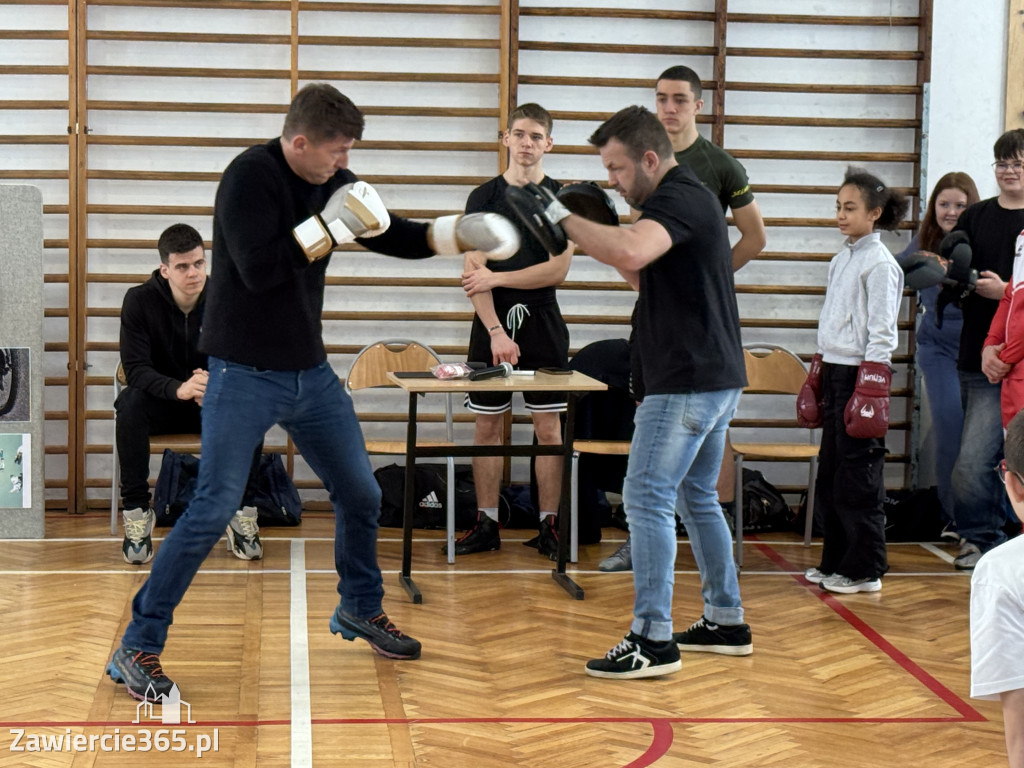 Mistrz Polski i Europy w boksie zawodowym Damian Jonak w SP4 w Zawierciu