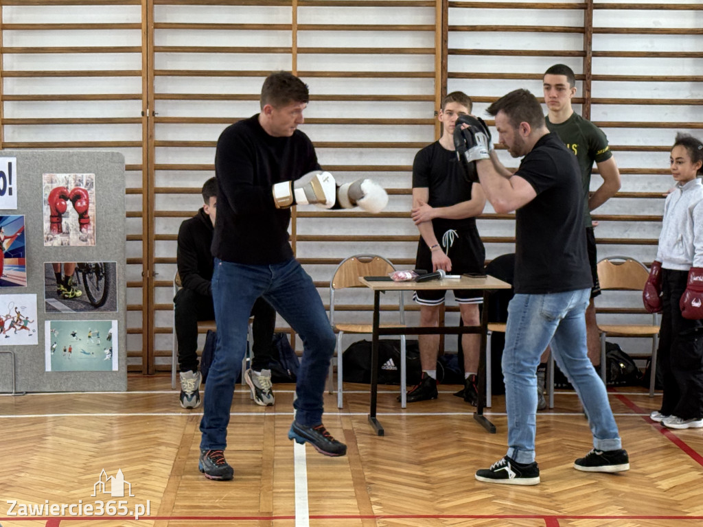 Mistrz Polski i Europy w boksie zawodowym Damian Jonak w SP4 w Zawierciu