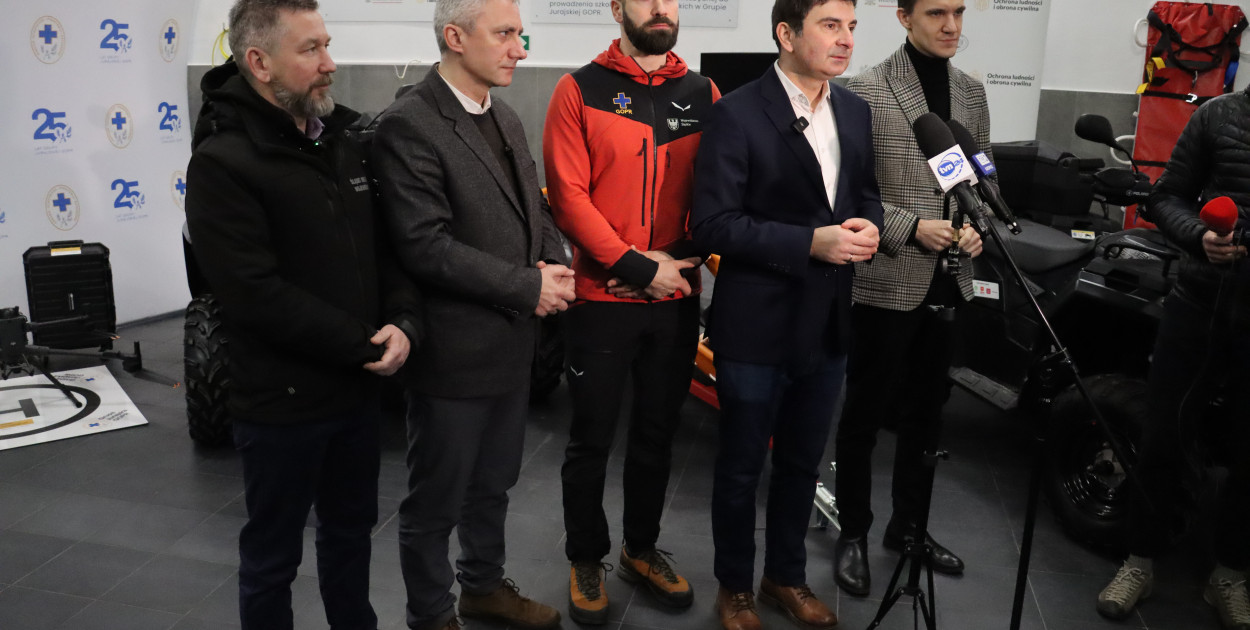 Fotorelacja: Przekazanie sprzętu dla Grupy Jurajskiej GOPR w Podlesicach gmina Kroczyce