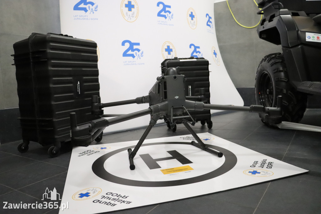 Fotorelacja: Przekazanie sprzętu dla Grupy Jurajskiej GOPR w Podlesicach gmina Kroczyce