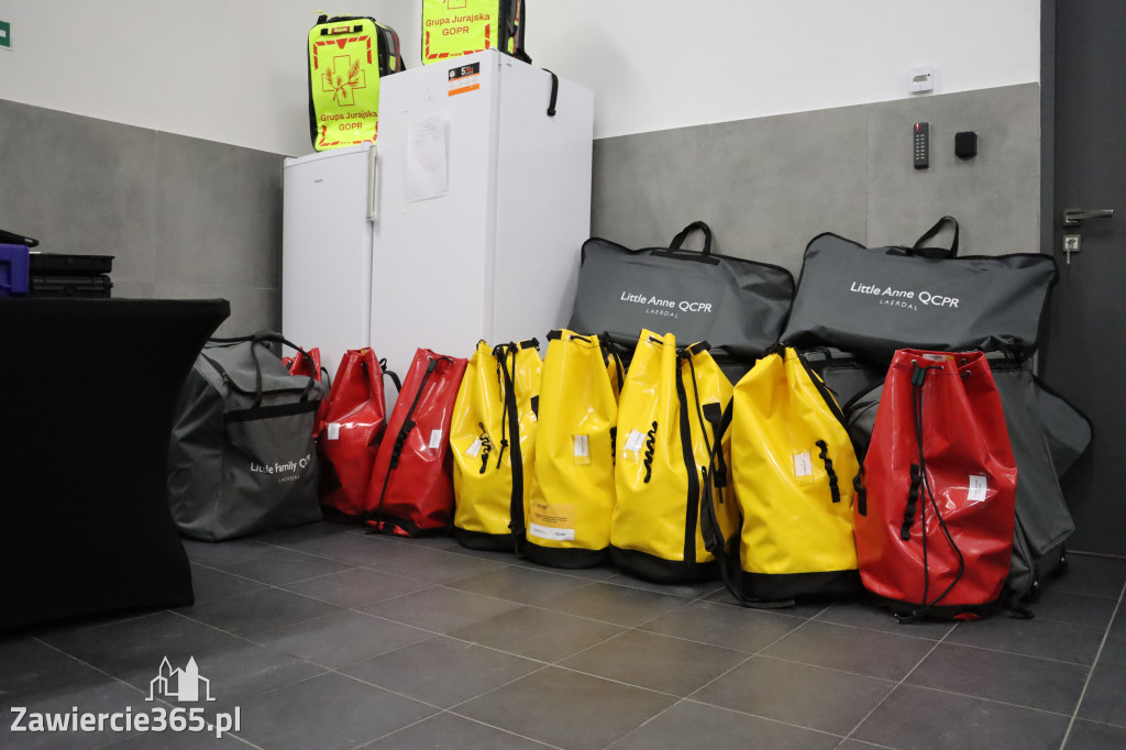 Fotorelacja: Przekazanie sprzętu dla Grupy Jurajskiej GOPR w Podlesicach gmina Kroczyce