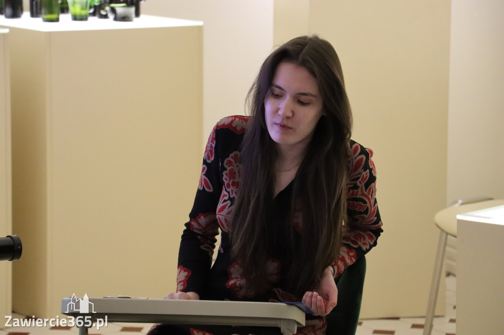 Fotorelacja Zawiercie: wykład - SZKŁO Z KREDENSU BABCI. OPOWIEŚCI O HSG ZĄBKOWICE