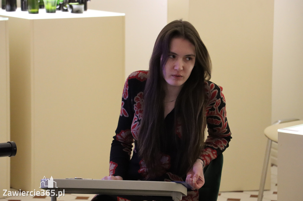 Fotorelacja Zawiercie: wykład - SZKŁO Z KREDENSU BABCI. OPOWIEŚCI O HSG ZĄBKOWICE