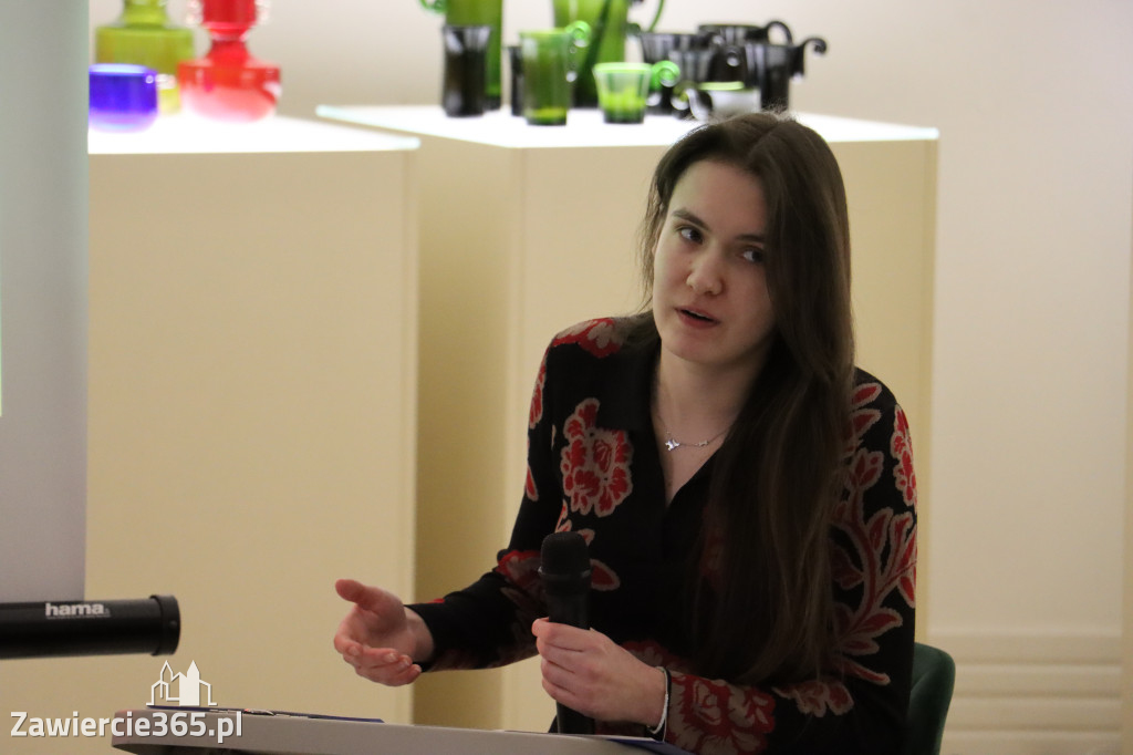 Fotorelacja Zawiercie: wykład - SZKŁO Z KREDENSU BABCI. OPOWIEŚCI O HSG ZĄBKOWICE