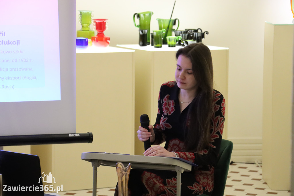 Fotorelacja Zawiercie: wykład - SZKŁO Z KREDENSU BABCI. OPOWIEŚCI O HSG ZĄBKOWICE