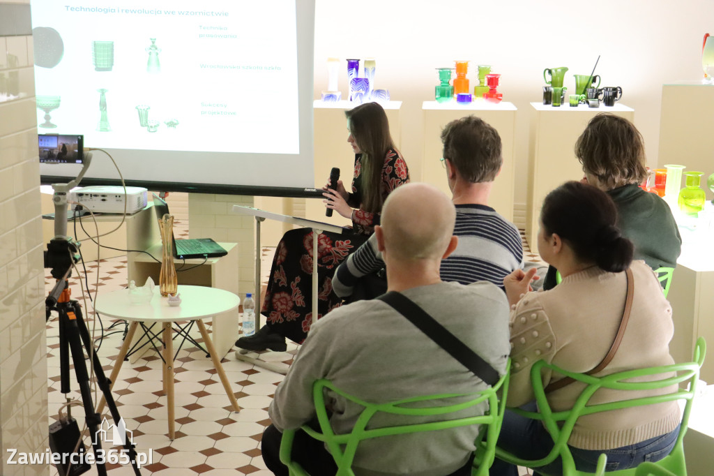 Fotorelacja Zawiercie: wykład - SZKŁO Z KREDENSU BABCI. OPOWIEŚCI O HSG ZĄBKOWICE