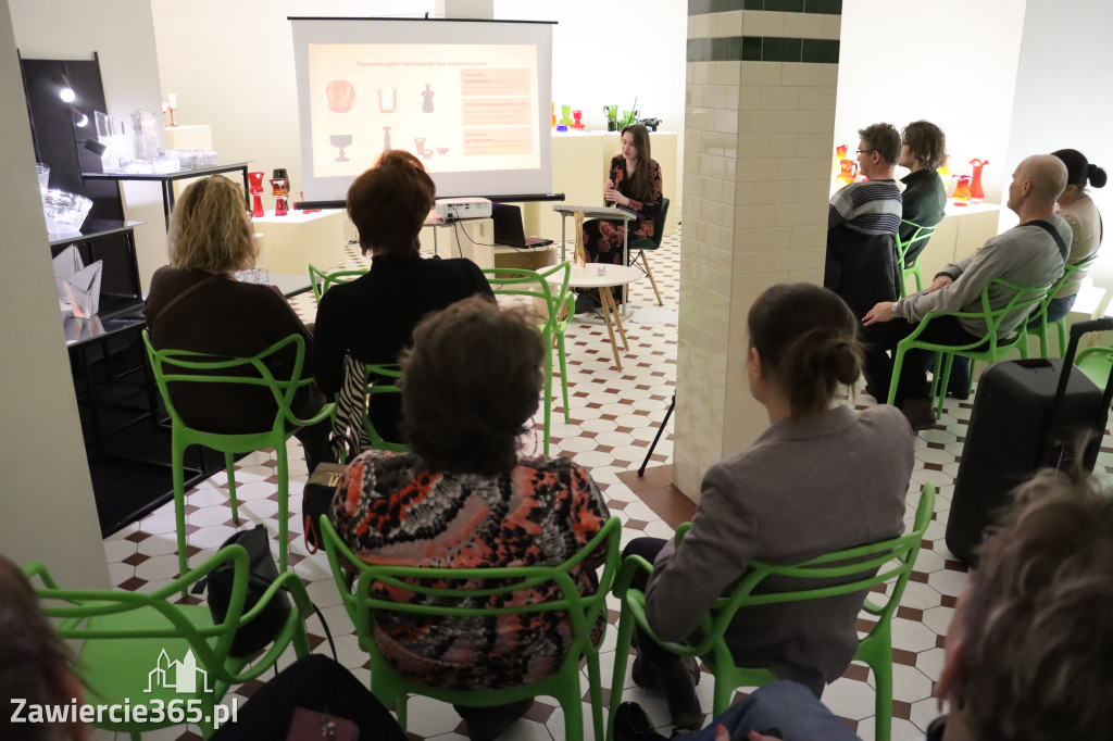 Fotorelacja Zawiercie: wykład - SZKŁO Z KREDENSU BABCI. OPOWIEŚCI O HSG ZĄBKOWICE