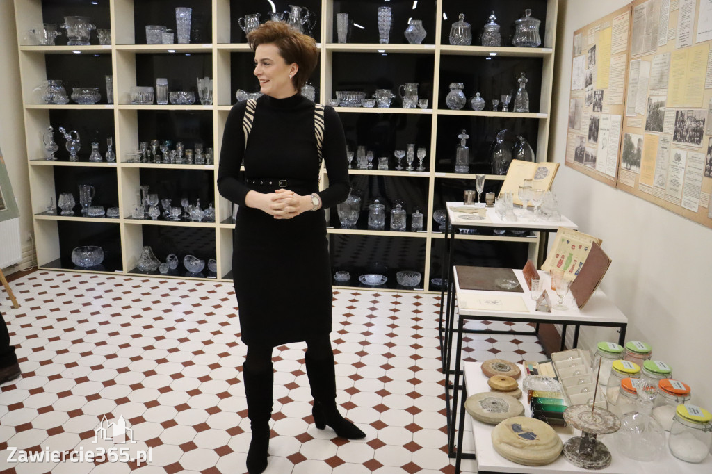 Fotorelacja Zawiercie: wykład - SZKŁO Z KREDENSU BABCI. OPOWIEŚCI O HSG ZĄBKOWICE