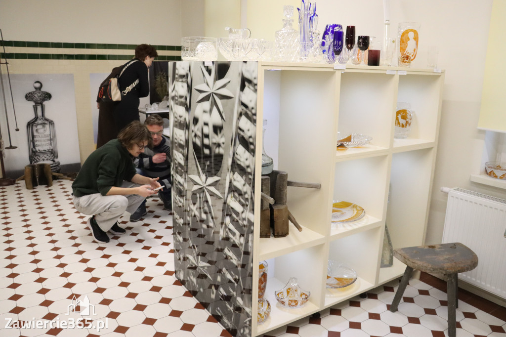 Fotorelacja Zawiercie: wykład - SZKŁO Z KREDENSU BABCI. OPOWIEŚCI O HSG ZĄBKOWICE