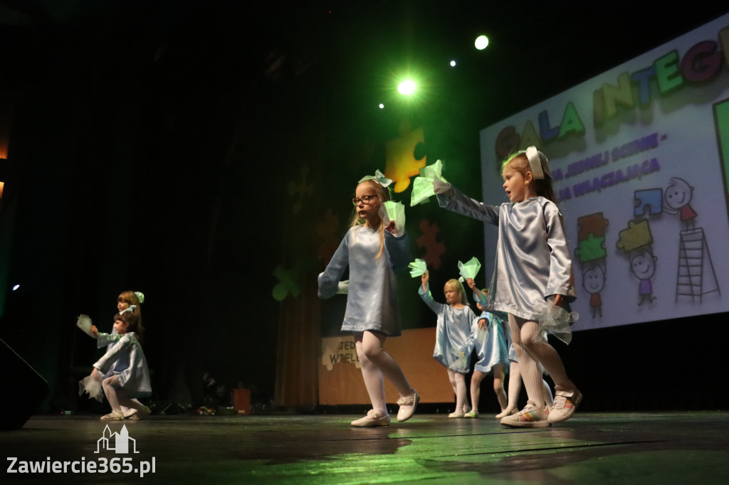 Fotorelacja I: GALA INTEGRACJI zorganizowana przez Szkoła Podstawowa nr 4 w Zawierciu