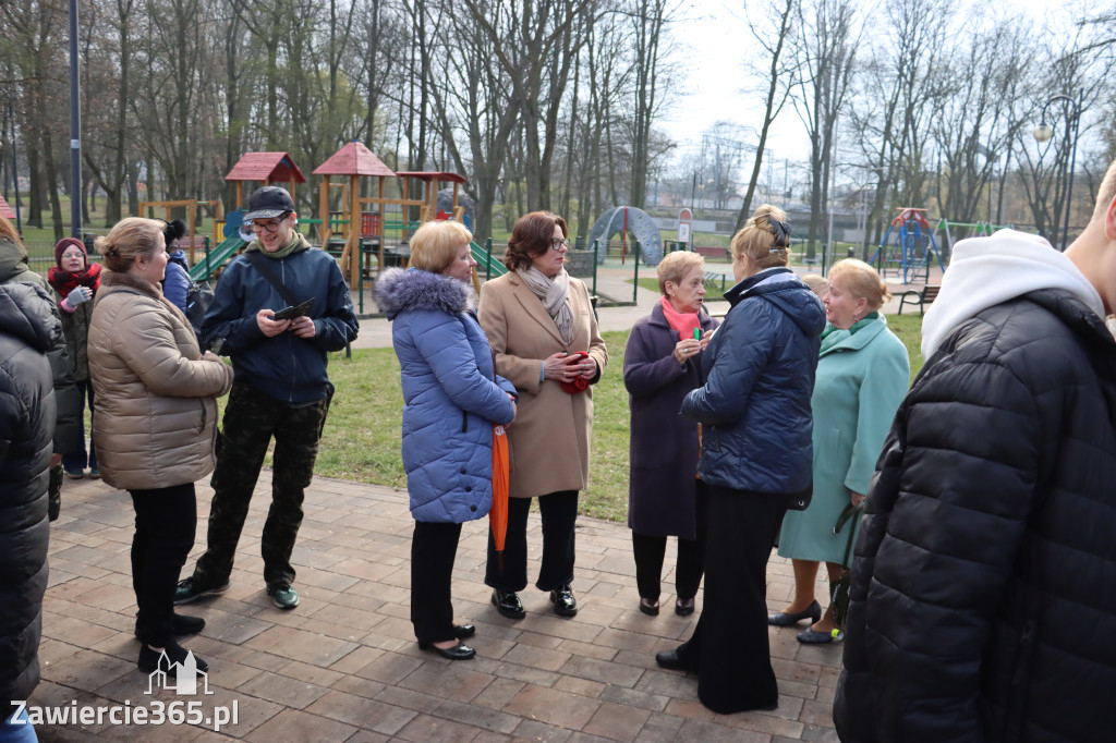 Fotorelacja: Otwarcie instalacji artystycznej  ŁAWECZKI PRZEMYSŁOWEJ PAMIĘCI w Zawierciu
