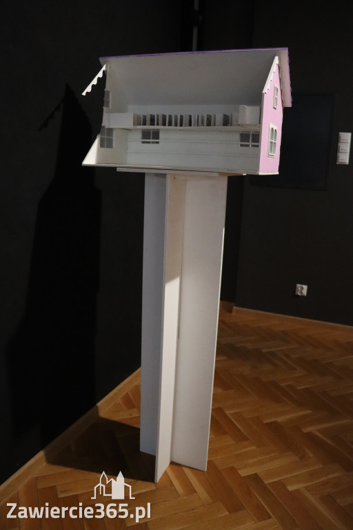 Fotorelacja: Wernisaż wystawy „Między linią a formą II” w MOK Zawiercie