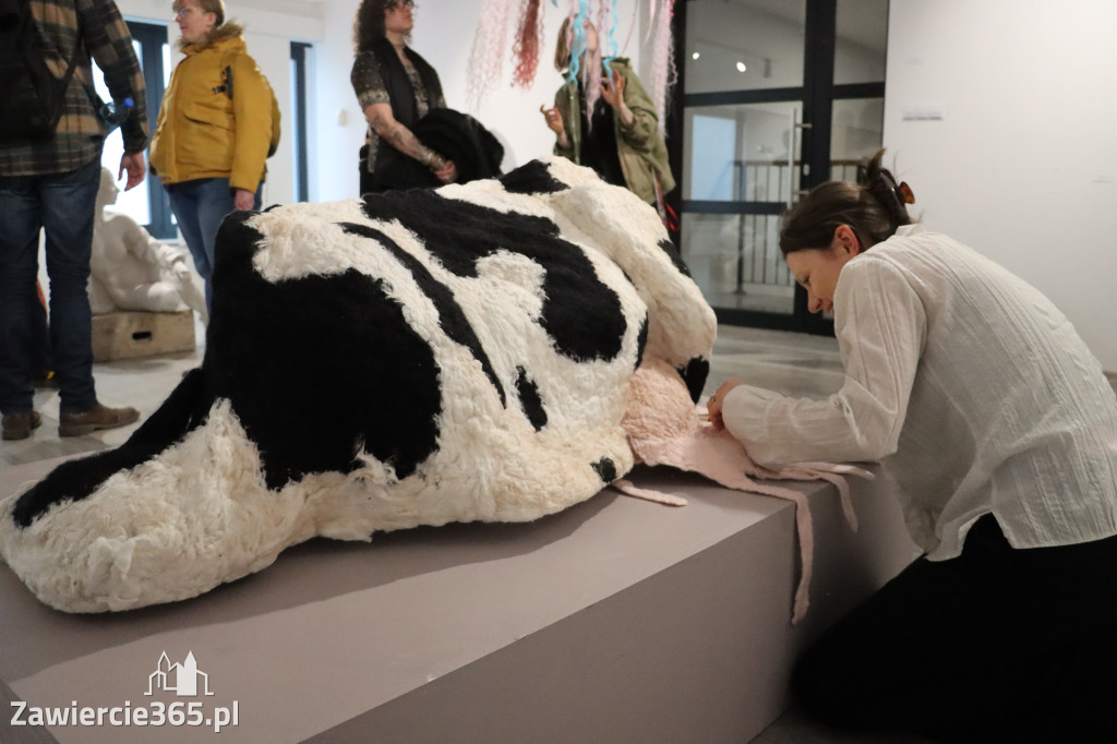 Fotorelacja: Wernisaż wystawy „Między linią a formą II” w MOK Zawiercie