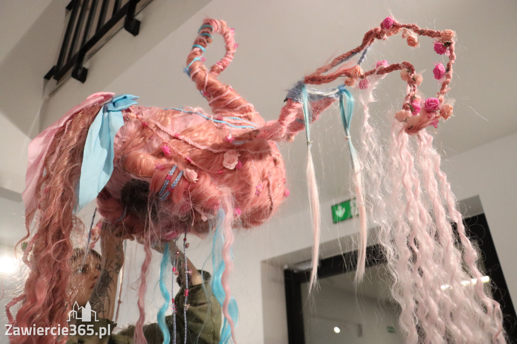 Fotorelacja: Wernisaż wystawy „Między linią a formą II” w MOK Zawiercie