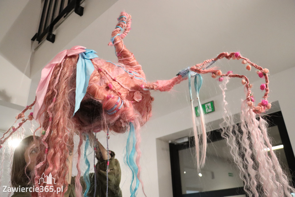 Fotorelacja: Wernisaż wystawy „Między linią a formą II” w MOK Zawiercie