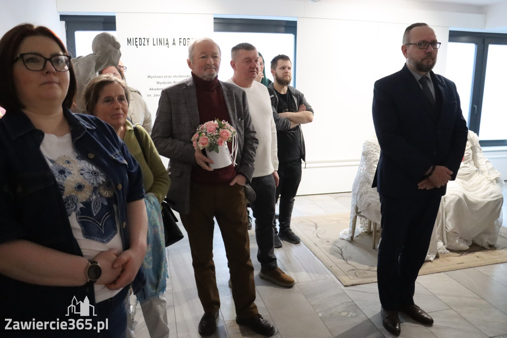 Fotorelacja: Wernisaż wystawy „Między linią a formą II” w MOK Zawiercie