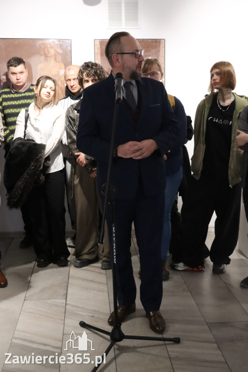 Fotorelacja: Wernisaż wystawy „Między linią a formą II” w MOK Zawiercie