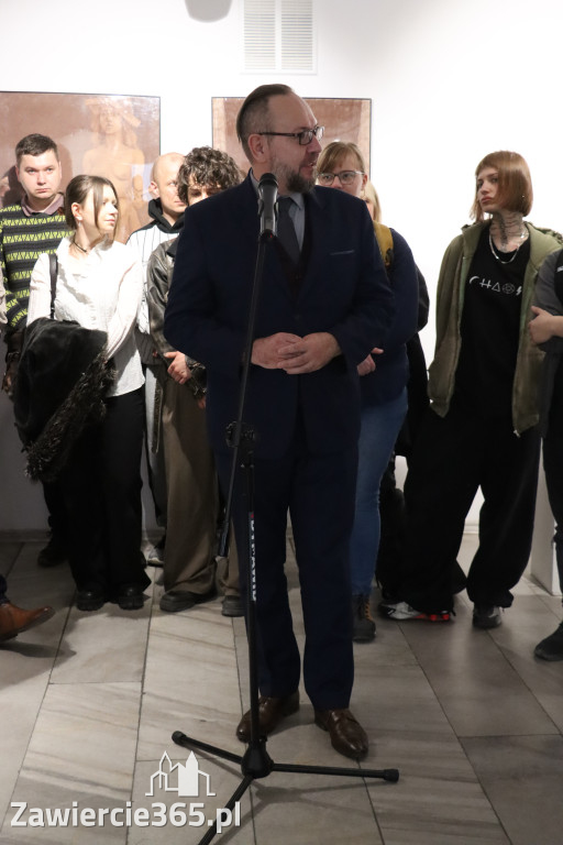 Fotorelacja: Wernisaż wystawy „Między linią a formą II” w MOK Zawiercie