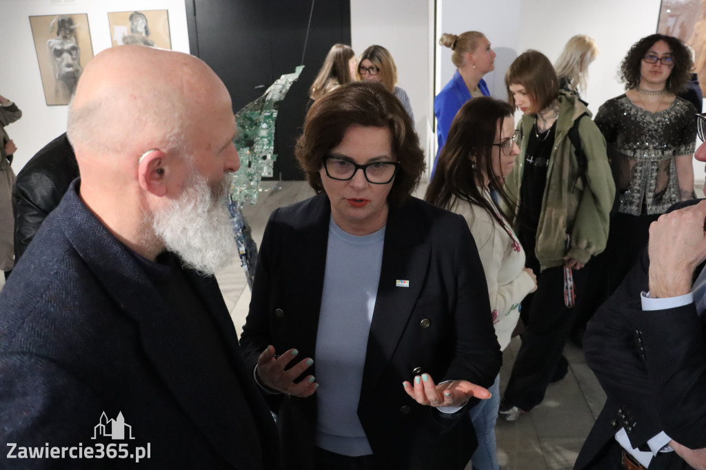 Fotorelacja: Wernisaż wystawy „Między linią a formą II” w MOK Zawiercie