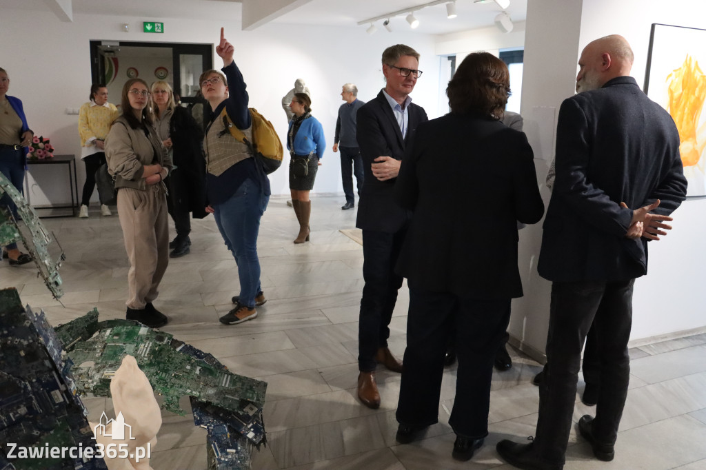 Fotorelacja: Wernisaż wystawy „Między linią a formą II” w MOK Zawiercie