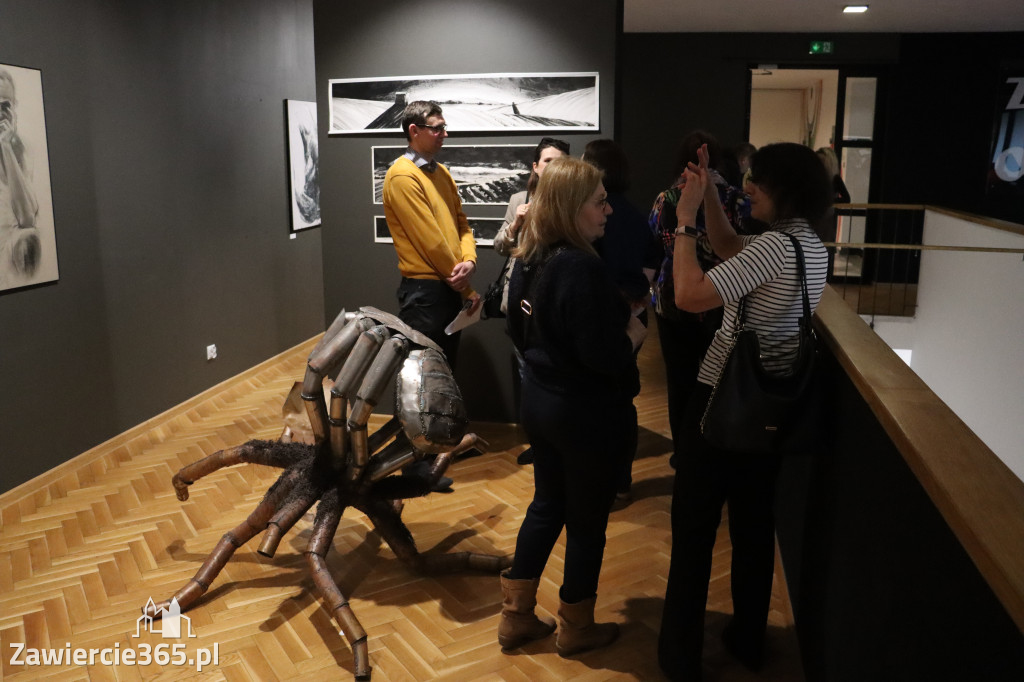 Fotorelacja: Wernisaż wystawy „Między linią a formą II” w MOK Zawiercie