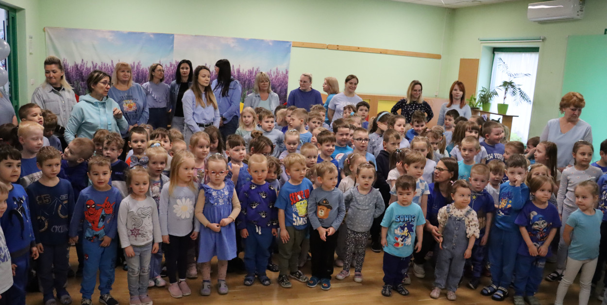 Fotorelacja: NIEBIESKIE IGRZYSKA w Przedszkolu Integracyjnym nr 3 w Zawierciu