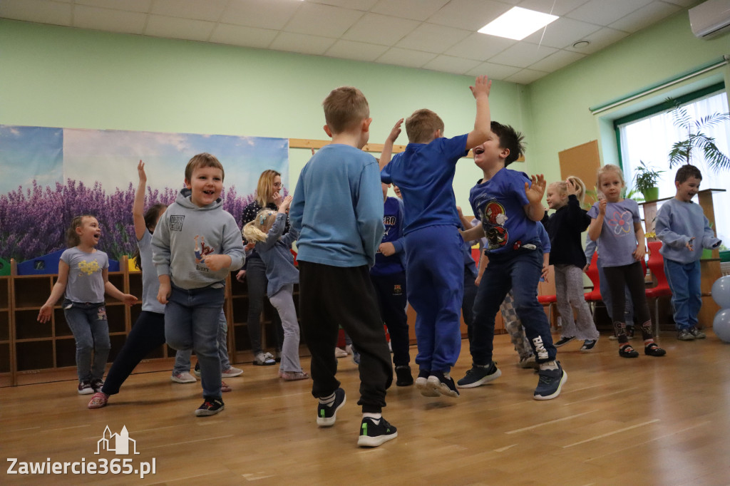 Fotorelacja: NIEBIESKIE IGRZYSKA w Przedszkolu Integracyjnym nr 3 w Zawierciu
