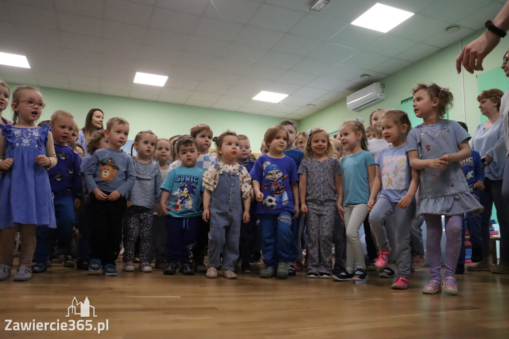Fotorelacja: NIEBIESKIE IGRZYSKA w Przedszkolu Integracyjnym nr 3 w Zawierciu