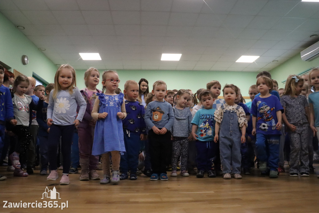 Fotorelacja: NIEBIESKIE IGRZYSKA w Przedszkolu Integracyjnym nr 3 w Zawierciu