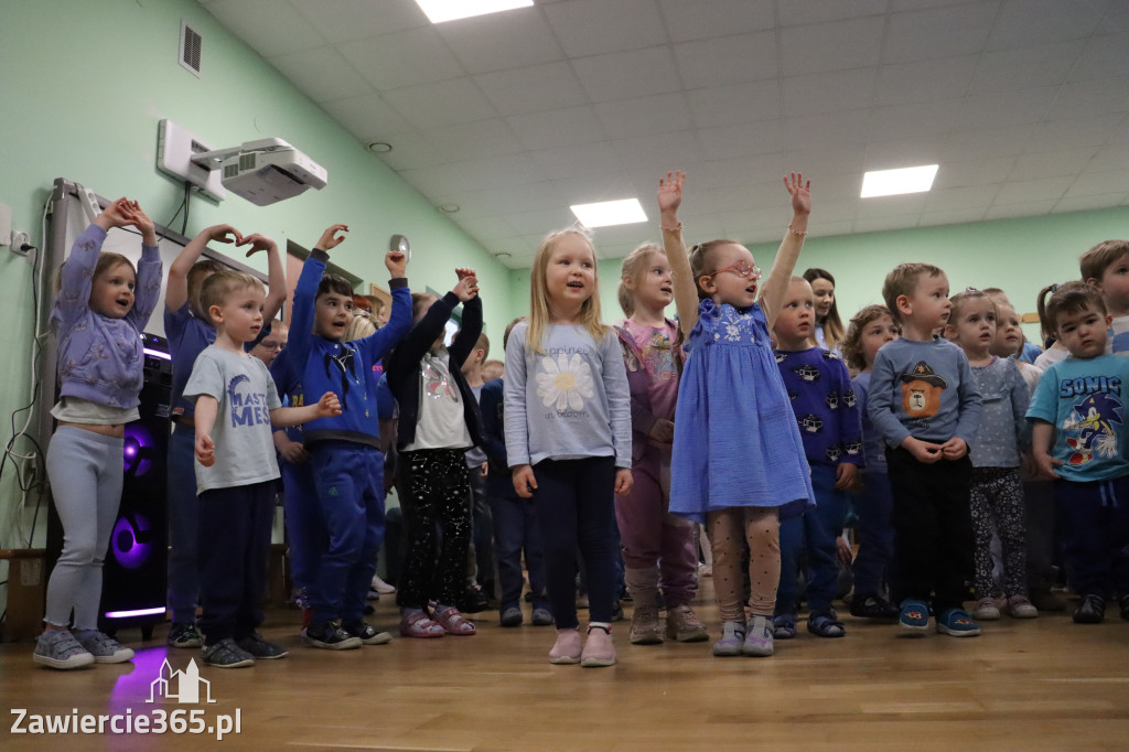 Fotorelacja: NIEBIESKIE IGRZYSKA w Przedszkolu Integracyjnym nr 3 w Zawierciu
