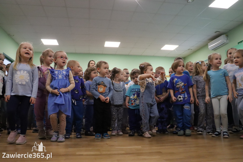 Fotorelacja: NIEBIESKIE IGRZYSKA w Przedszkolu Integracyjnym nr 3 w Zawierciu