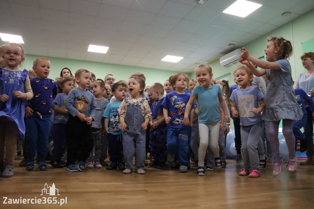 Fotorelacja: NIEBIESKIE IGRZYSKA w Przedszkolu Integracyjnym nr 3 w Zawierciu