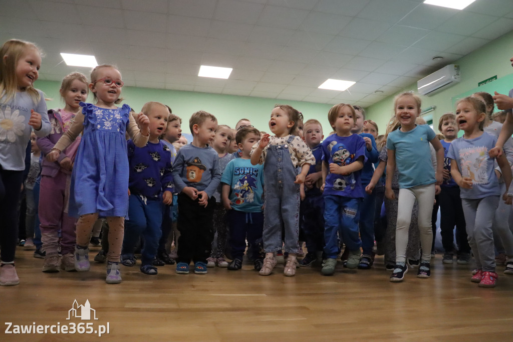 Fotorelacja: NIEBIESKIE IGRZYSKA w Przedszkolu Integracyjnym nr 3 w Zawierciu