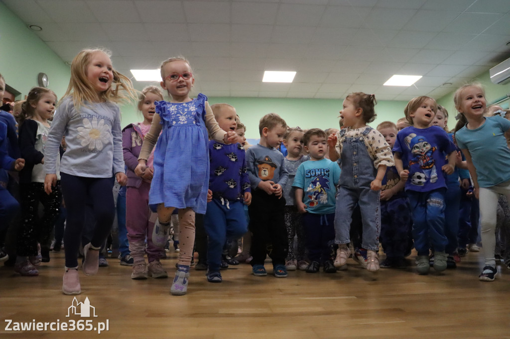 Fotorelacja: NIEBIESKIE IGRZYSKA w Przedszkolu Integracyjnym nr 3 w Zawierciu