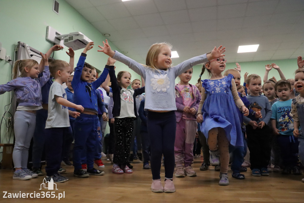 Fotorelacja: NIEBIESKIE IGRZYSKA w Przedszkolu Integracyjnym nr 3 w Zawierciu