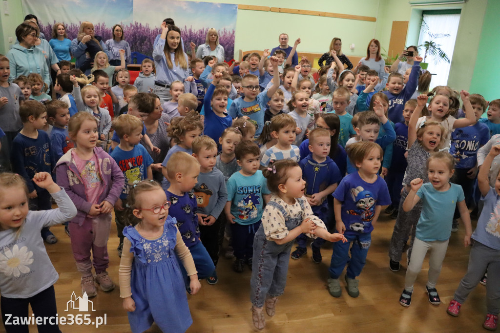 Fotorelacja: NIEBIESKIE IGRZYSKA w Przedszkolu Integracyjnym nr 3 w Zawierciu