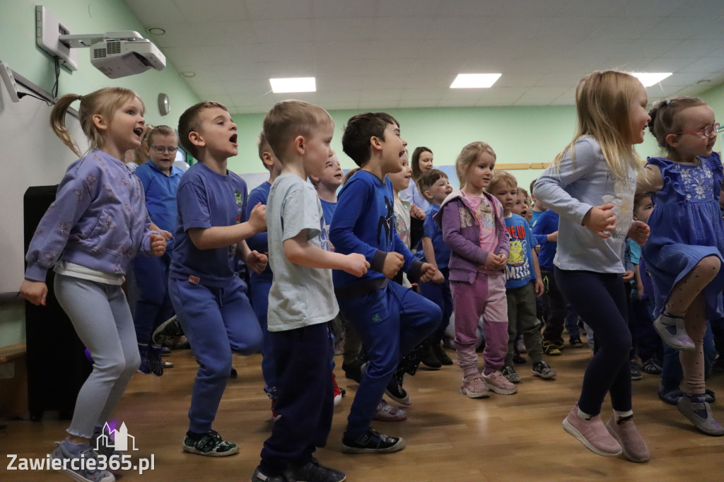 Fotorelacja: NIEBIESKIE IGRZYSKA w Przedszkolu Integracyjnym nr 3 w Zawierciu