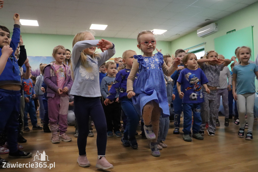 Fotorelacja: NIEBIESKIE IGRZYSKA w Przedszkolu Integracyjnym nr 3 w Zawierciu